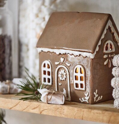 Bild av stämningsfull inredning med pepparkakshus