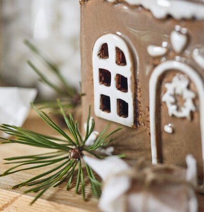 Bild av stämningsfull ljuslykta i form av pepparkakshus