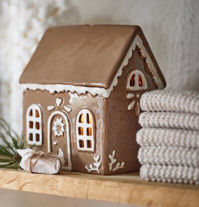 Bild av mysig ljuslykta i form av pepparkakshus