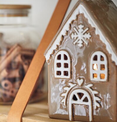 Bild av charmig pepparkakshuslykta med vinterkänsla