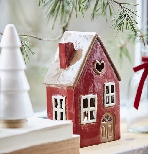 Ljuslykta Hus Hjärta Röd från IB Laursen på en trähylla