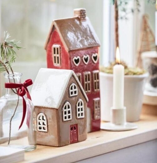 Ljuslykta Hus Hjärtan Röd från IB Laursen på en trähylla