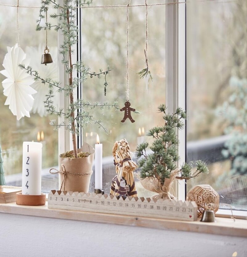 Julkalender 1-24 från IB Laursen på en fönsterbräda