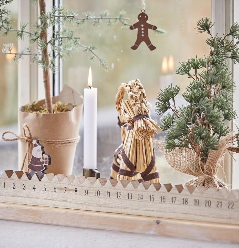 Julkalender 1-24 från IB Laursen på juldekorerad fönsterbräda