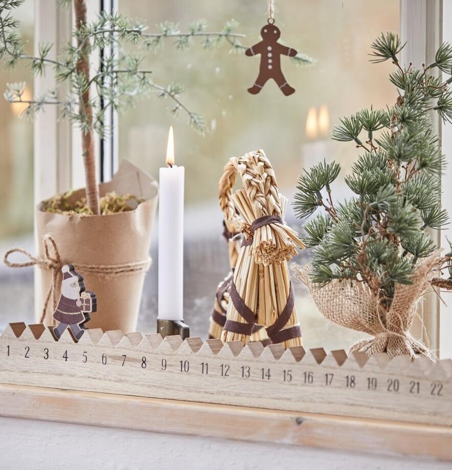 Julkalender 1-24 från IB Laursen på juldekorerad fönsterbräda