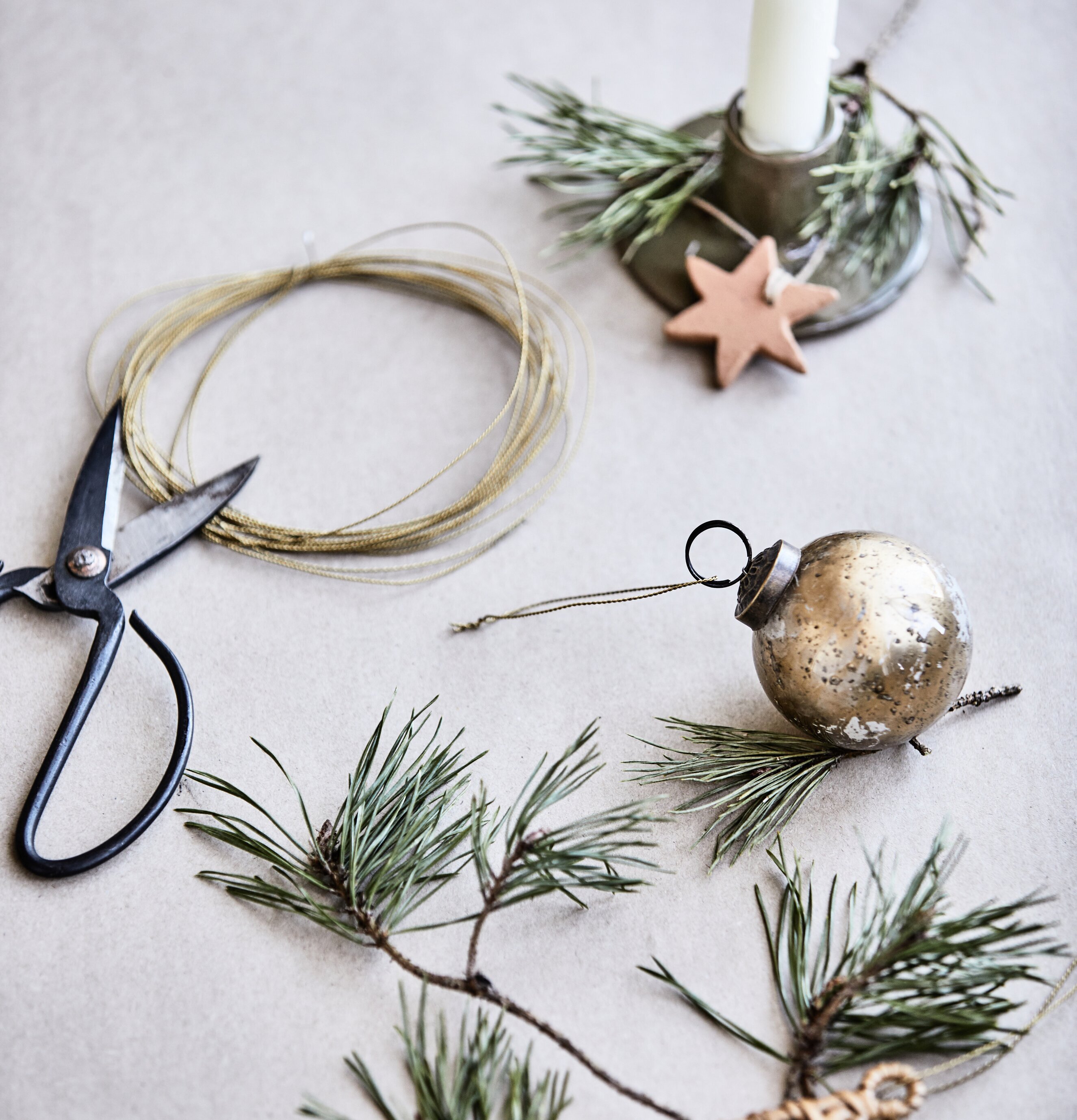 Metalltråd från IB Laursen med sax och dekorativa element