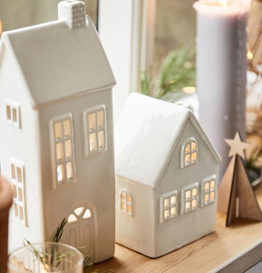 Ljuslykta Hus Stillenat Creme från IB Laursen på träbord