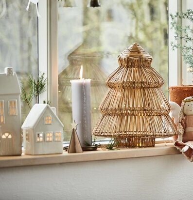 Bild av stämningsfull fönsterbräda med värmande detaljer