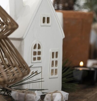 Foto av en vackert arrangerad interiör med ljuslykta