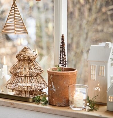 Bild av stämningsfull fönsterbräda med dekorationer