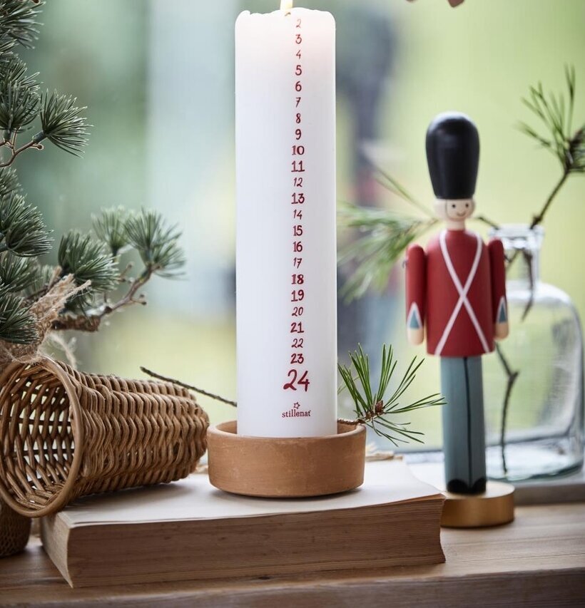 Vakt Stående Stor från IB Laursen bredvid juldekorationer