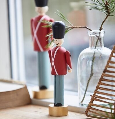 Vakt Stående Liten från IB Laursen på en fönsterbräda