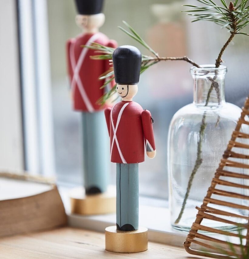 Vakt Stående Liten från IB Laursen på en fönsterbräda