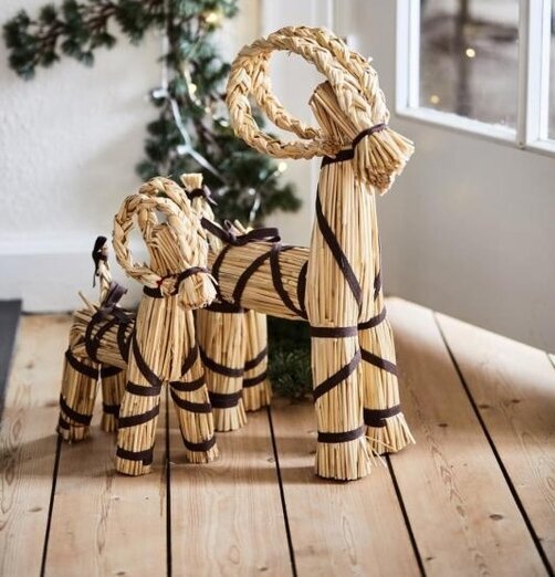 Julbock Brunt Band Liten från IB Laursen på ljust trägolv