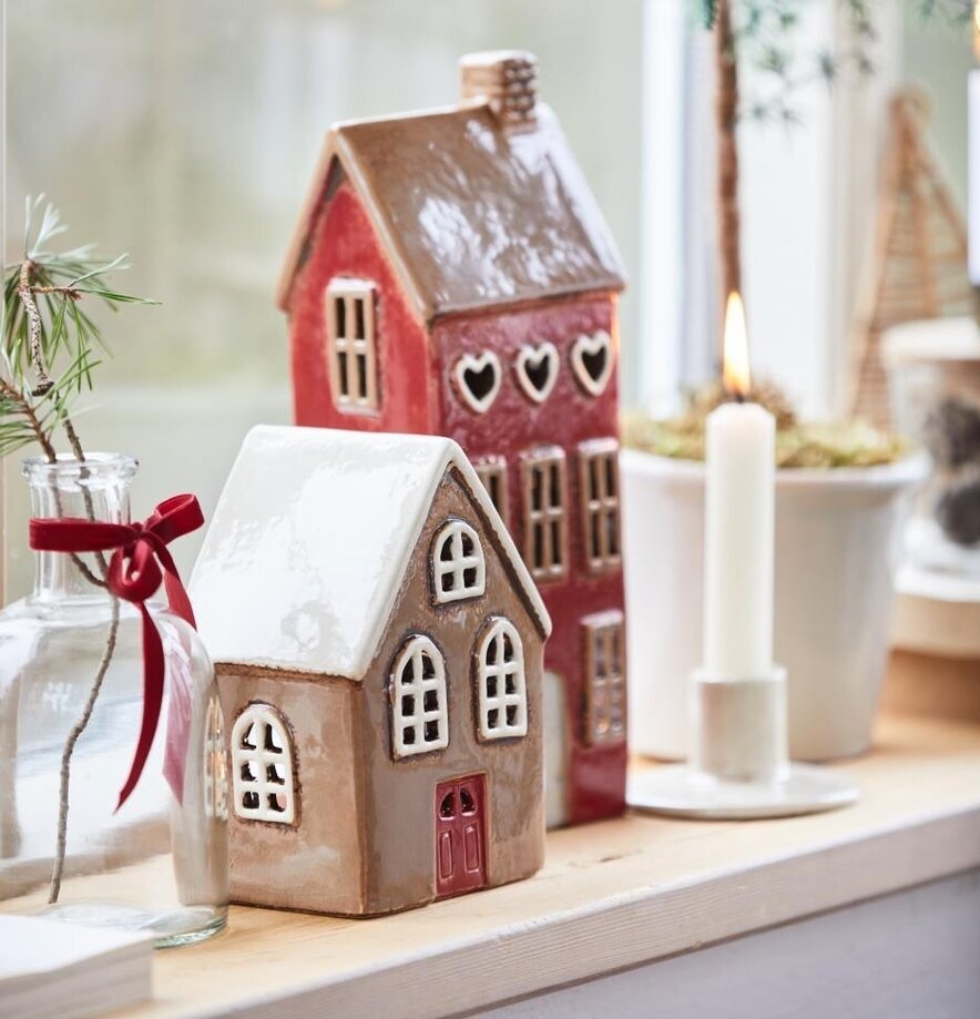 Ljuslykta Hus Röd Dörr från IB Laursen på en fönsterbräda