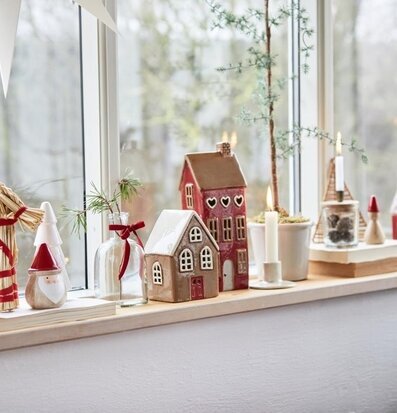 Bild av juldekorerad fönsterbräda med festlig stämning