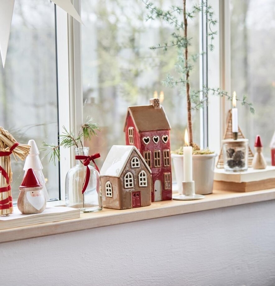 Ljuslykta Hus Röd Dörr från IB Laursen på fönsterbräda