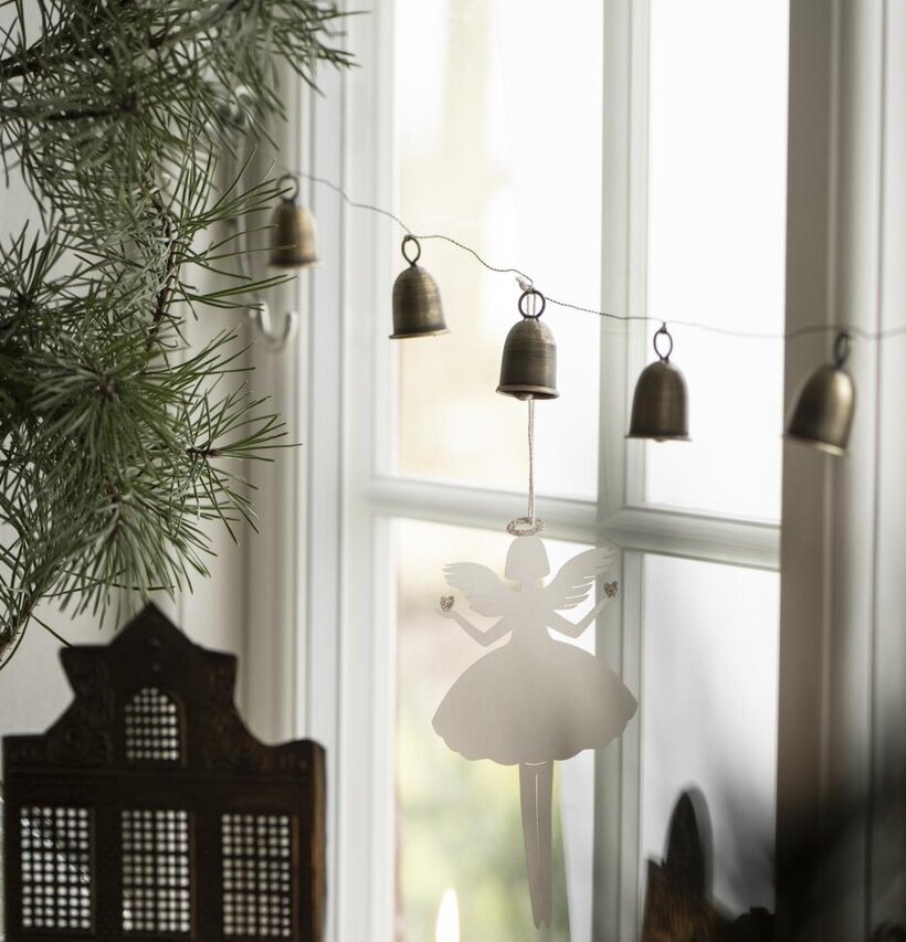 Girlang Klockor från IB Laursen i fönster med barrväxt