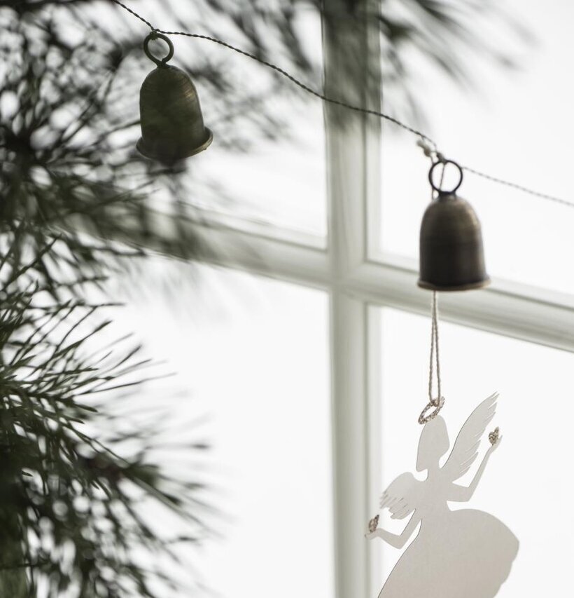 Girlang Klockor från IB Laursen hängande vid ett fönster