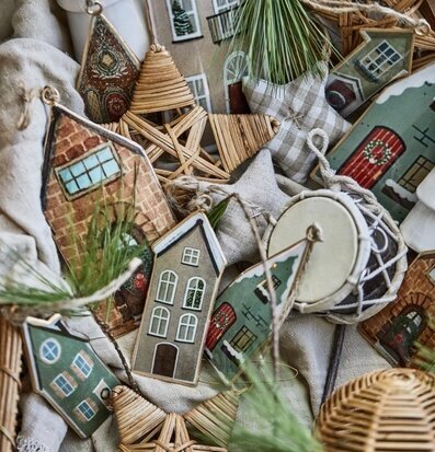 Plåtskylt Med Jutesnöre från IB Laursen i rustik miljö