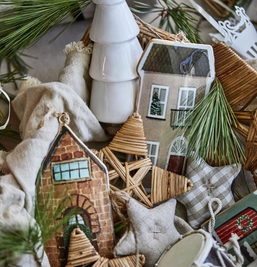 Plåtskylt Med Jutesnöre från IB Laursen i julig miljö