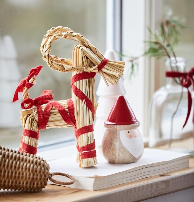 Tomte Stående Röd från IB Laursen på ett fönsterbräde