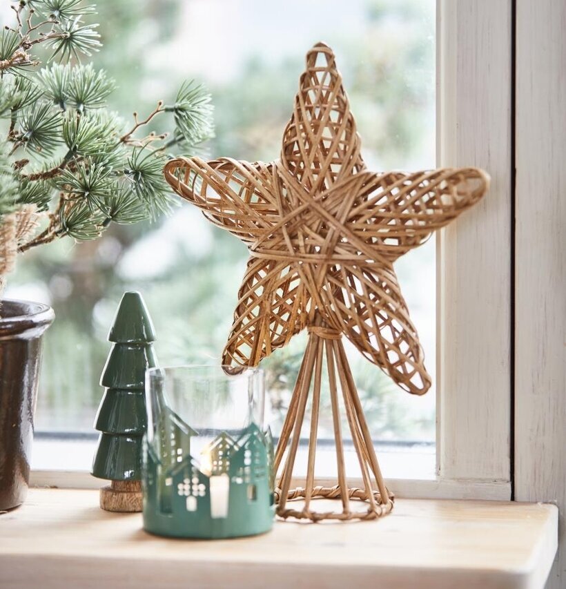 Toppstjärna från IB Laursen i rotting på fönsterbräda