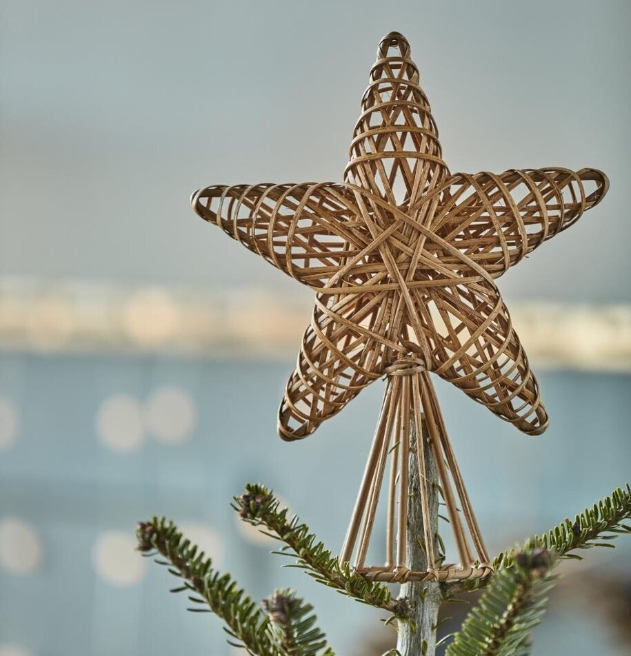 Toppstjärna från IB Laursen i flätad rotting på julgran