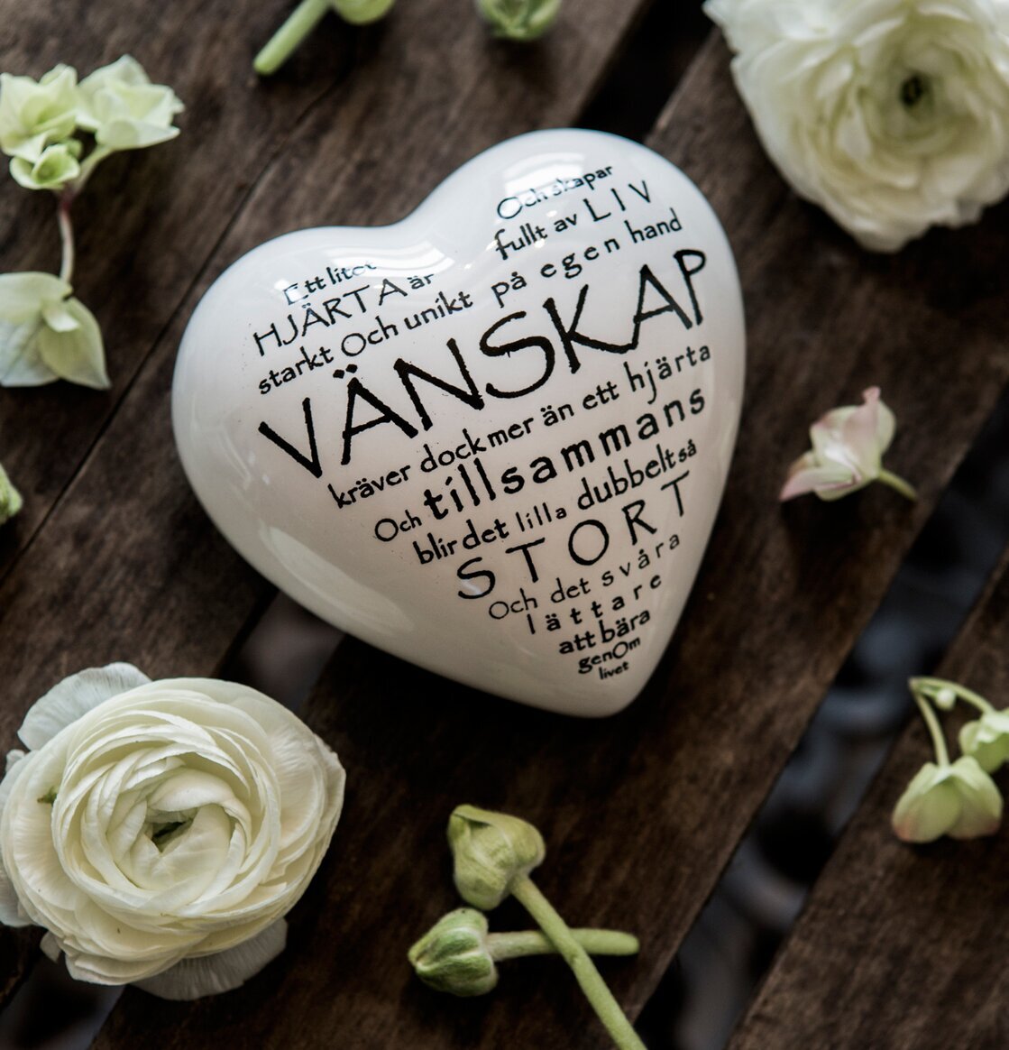 Hjärta Vänskap - Majas Cottage på rustik träyta med blommor