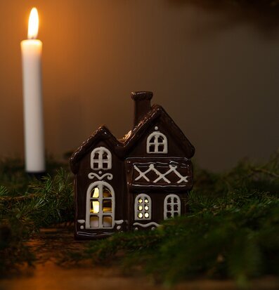 Bild av mysig juldekoration med ljus och grankvistar