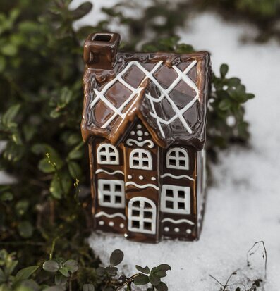 Bild av pepparkakshus med vintrig och festlig atmosfär