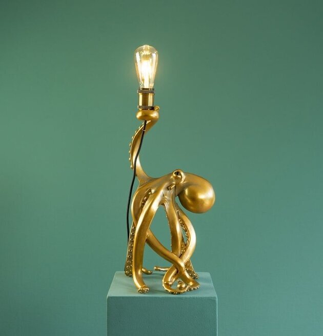 Bordslampa Otto Octopus Gold från Werner Voss på grön bakgrund