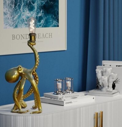 Bordslampa Otto Octopus Gold från Werner Voss på vit byrå