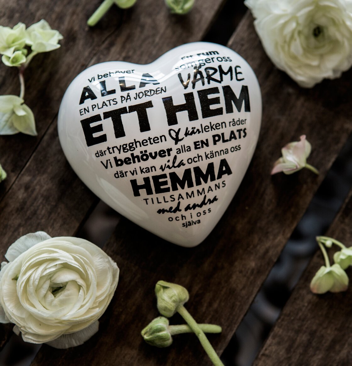 Hjärta Ett Hem - Majas Cottage på rustik träyta med blommor