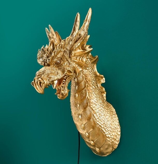 Vägglampa Dragon Gold från Werner Voss på mörkgrön vägg
