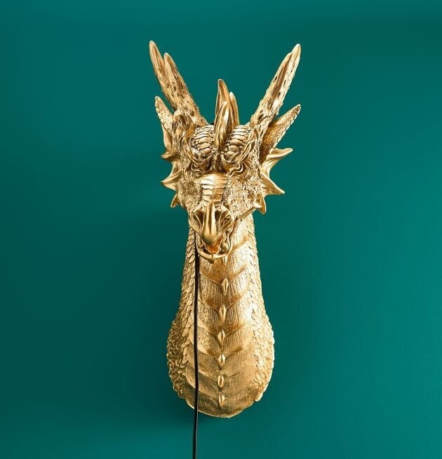 Vägglampa Dragon Gold från Werner Voss på turkos vägg
