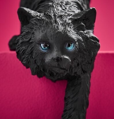 Bordslampa katt Chichi, svart, från Werner Voss mot rosa vägg