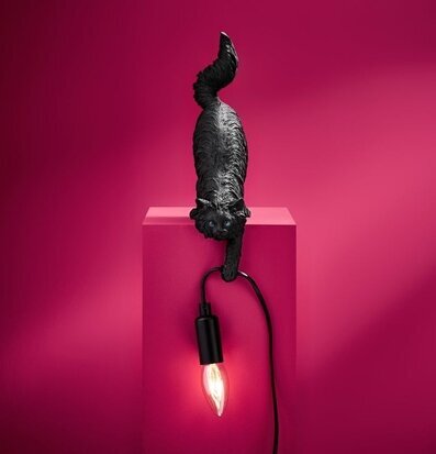 Bordslampa katt Chichi, svart från Werner Voss i rosa miljö