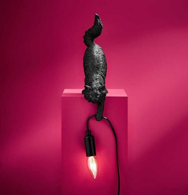 Bordslampa katt Chichi, svart från Werner Voss i rosa miljö