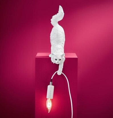 Bordslampa Katt Chichi Vit från Werner Voss mot rosa bakgrund