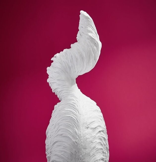 Bordslampa Katt Chichi Vit från Werner Voss mot röd bakgrund