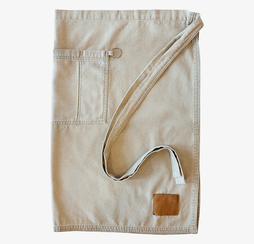 Förkläde Ernst Beige från Ernst med ficka och metallring