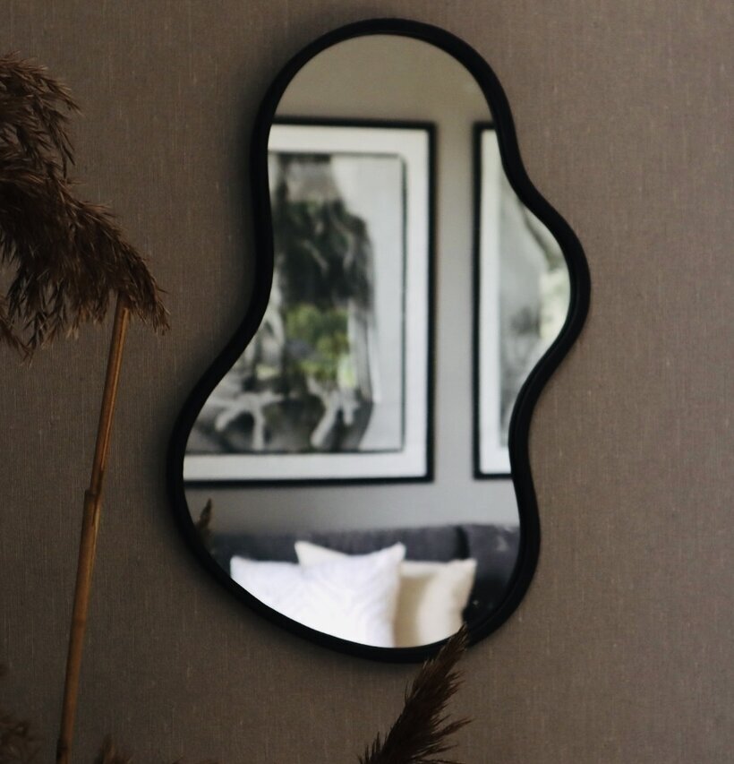 Spegel Antiksvart från I AM Interior med unik organisk form