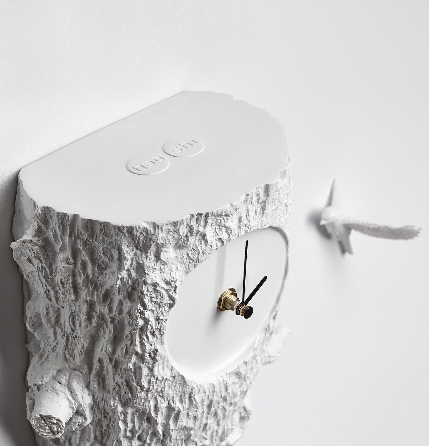 Väggklocka Cuckoo - Haoshi Design, vit trästubbe och fågel