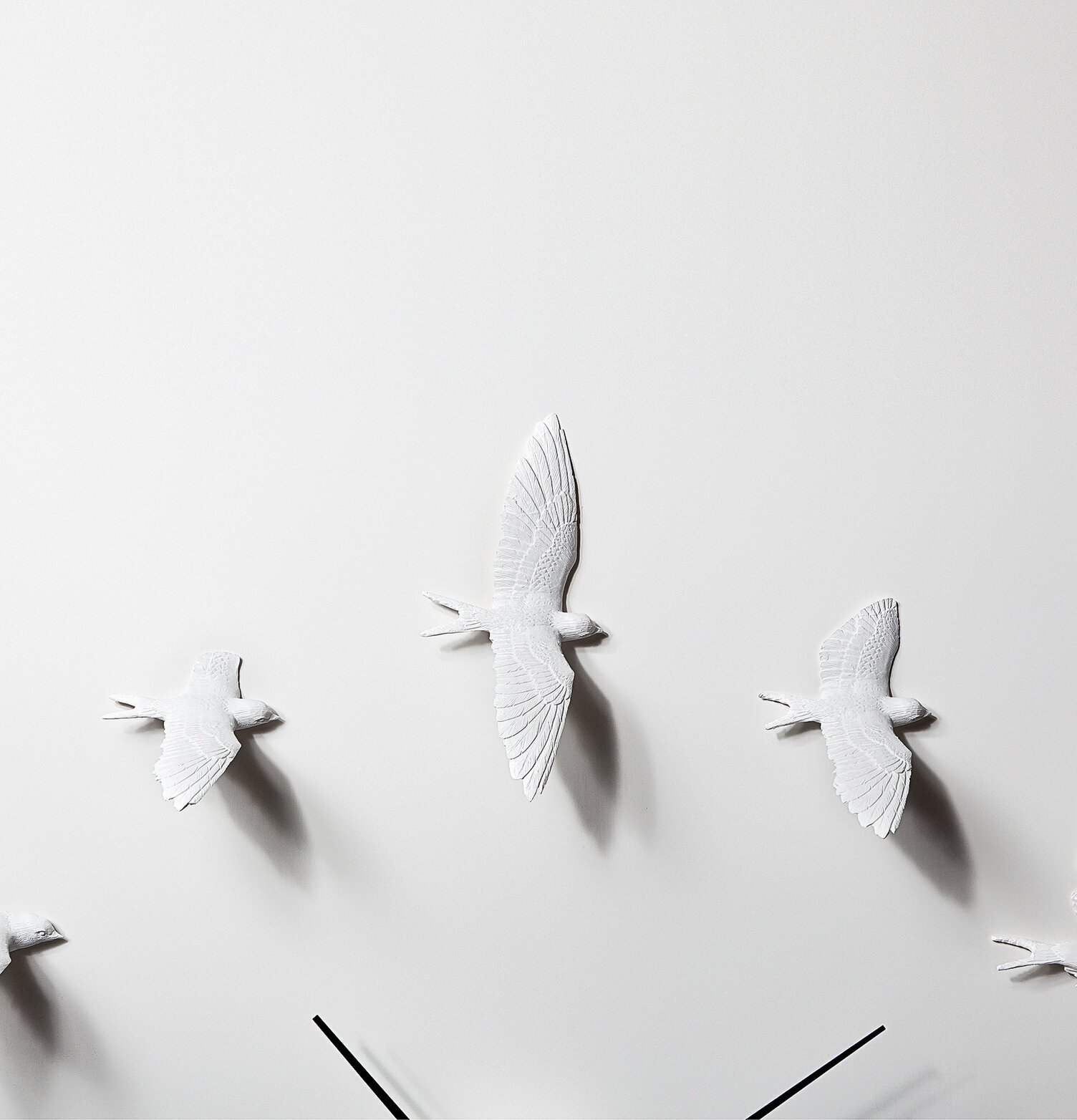 Väggklocka Swallow - Haoshi Design med vita svalor i flykt