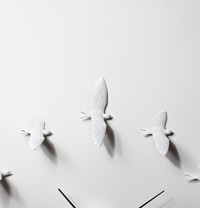 Väggklocka Swallow - Haoshi Design med vita svalor i flykt