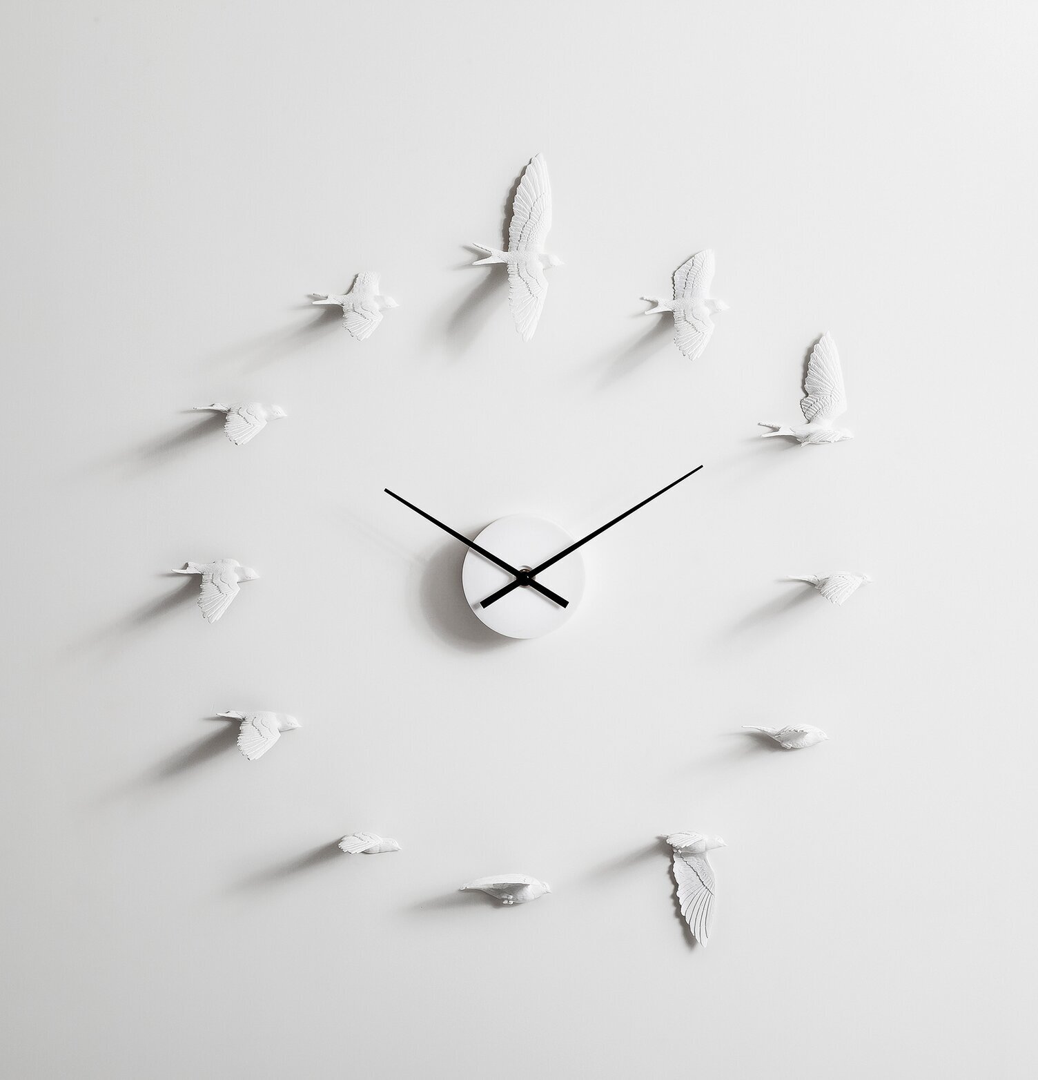 Väggklocka Swallow - Haoshi Design med vita svalskulpturer