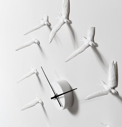 Väggklocka Swallow - Haoshi Design med flygande svalor