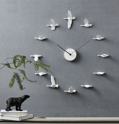 Väggklocka Migrantbird X Clock - Haoshi Design på grå vägg