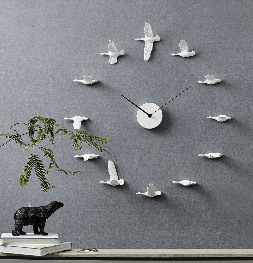 Väggklocka Migrantbird X Clock - Haoshi Design på grå vägg